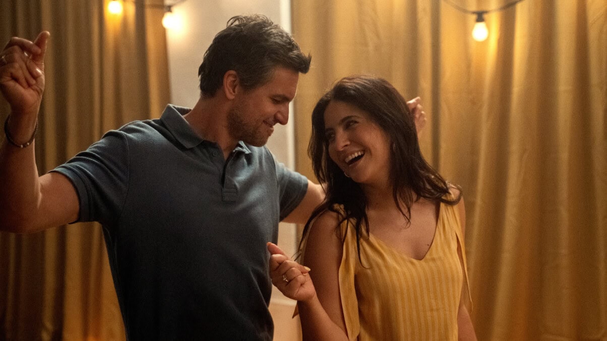 TV & Streaming Tipps November 2025: Ein Mann und eine Frau tanzen lächelnd zusammen in einem warm beleuchteten Raum mit goldenen Vorhängen.