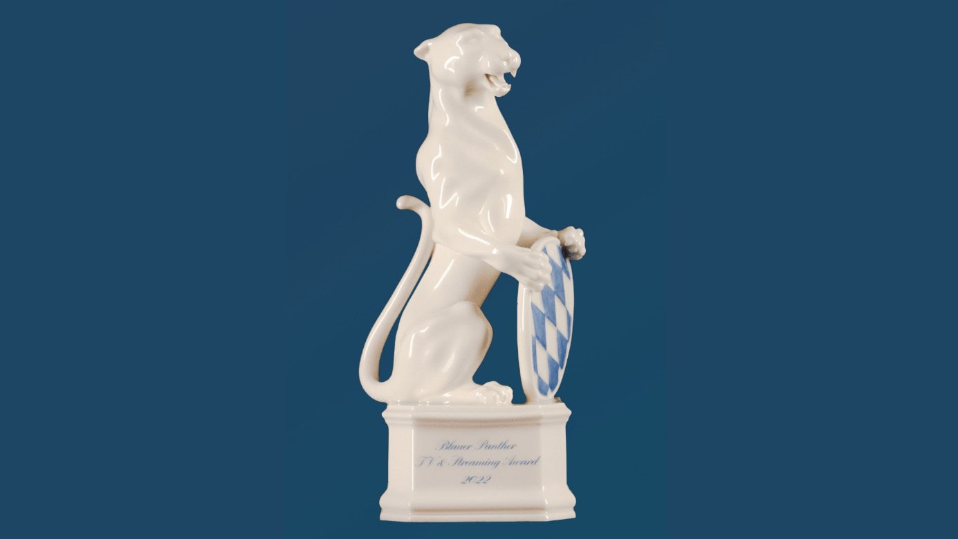 Jedes Jahr fertigt die Porzellan Manufaktur Nymphenburg die Panther-Trophäen exklusiv für den „Blauer Panther – TV & Streaming Award“. Die Figur ist den Preisträger:innen vorbehalten und kann nicht käuflich erworben werden. (c) Medien.Bayern GmbH