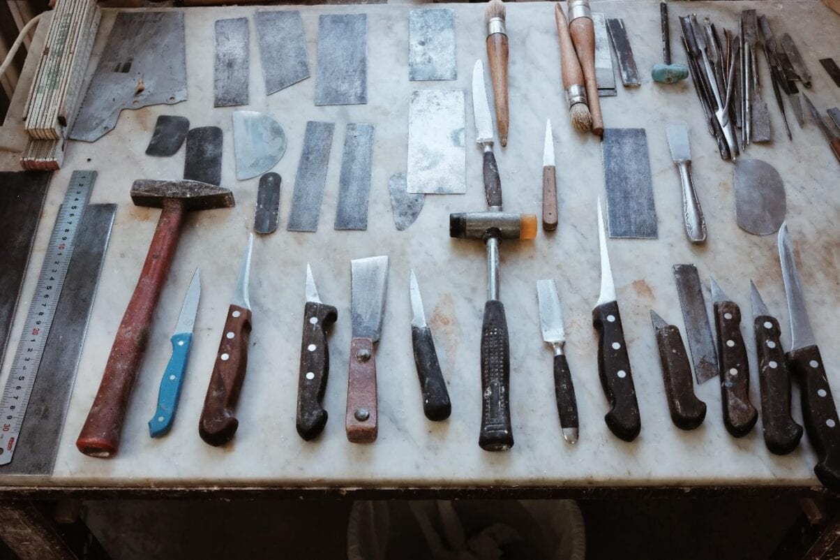 Von der Form über den Schliff bis hin zur Glasur: In der Porzellan Manufaktur Nymphenburg ist alles handgemacht. (c) Manufaktur Nymphenburg