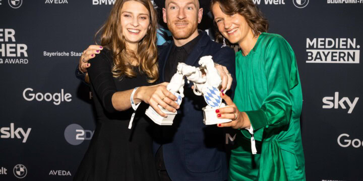 Annette Kammerer, Jann Volmer und Nadja Mitzkat (v.l.n.r.) vor der Pressewand bei der Preisverleihung 2022