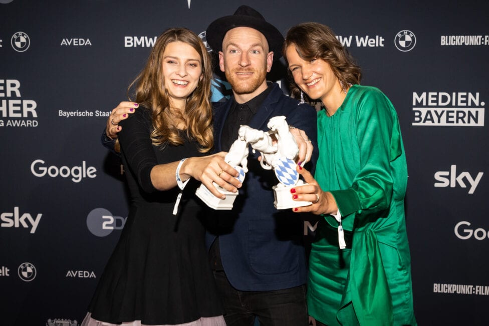 Annette Kammerer, Jann Volmer und Nadja Mitzkat (v.l.n.r.) vor der Pressewand bei der Preisverleihung 2022