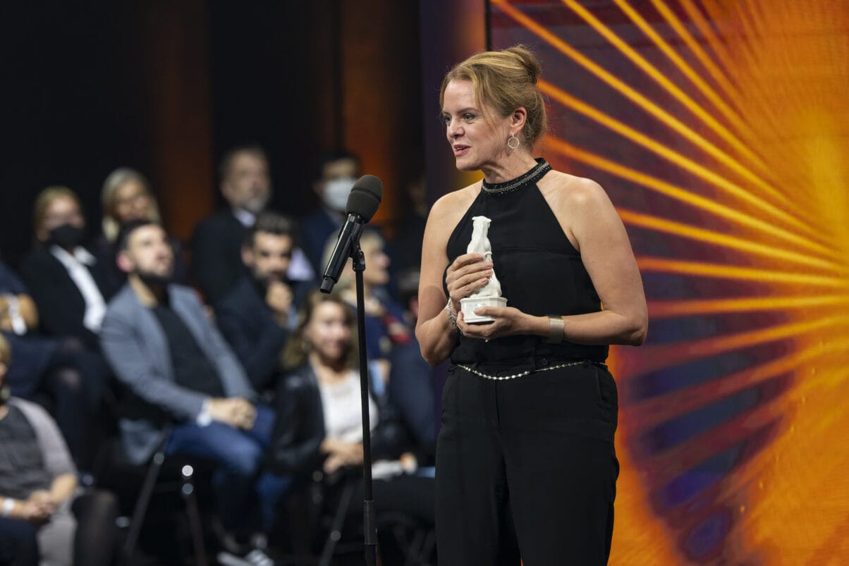 Julia von Heinz bei der Preisverleihung des Blauen Panthers 2022 (c) Medien.Bayern Ralf Wilschewski