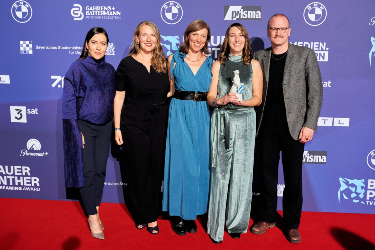 Das Team hinter „Dirty Little Secrets" beim Blauen Panther 2023. (c) Medien.Bayern / Jens Hartmann
