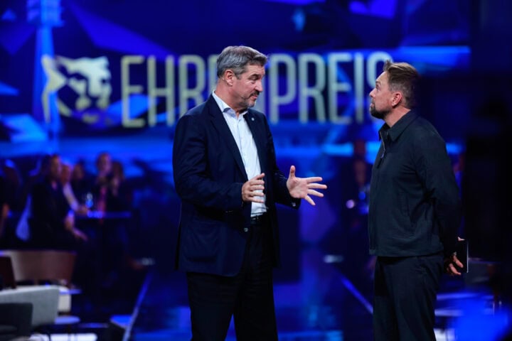 MUC/ München 23.10.2024 München: Blaue Panther 2024 - Show +++ Preisverleihung Markus Söder an Dieter Nuhr © Johannes Simon