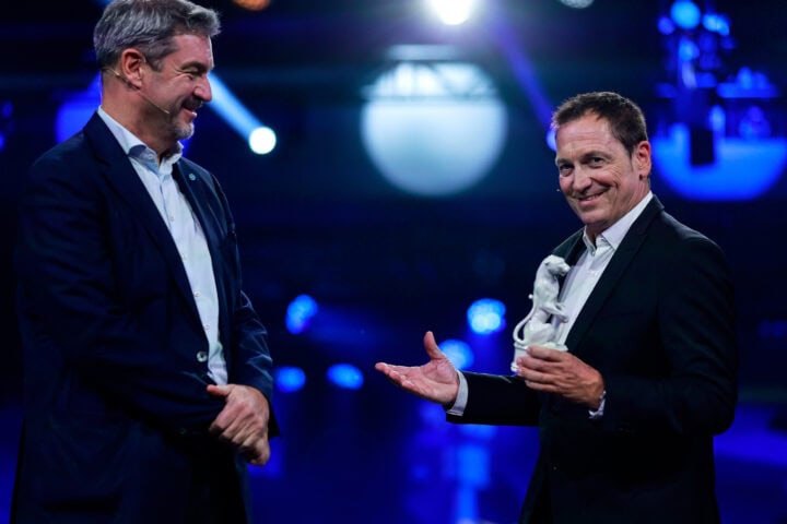 MUC/ München 23.10.2024 München: Blaue Panther 2024 - Show +++ Preisverleihung Markus Söder an Dieter Nuhr © Johannes Simon