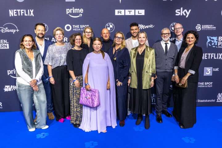 Die Jury des Blauer Panther  TV & Streaming Awards 2025 (von links nach rechts): Katja Rieger (VOX), Lars Penck (Amazon Studios), Daisy Rosemeyer-Elbers (BLM), Saskia Wagner (FilmFernsehFonds Bayern), Kamila Schmid (Sky Deutschland), Kathrin Flessing (Seven.One Entertainment Group), Stefan Feldmann (Bayer. Staatskanzlei), Andrea Schönhuber-Majewski (MoveMe GmbH), Alessandro Capasso (Content Creator), Sasha Bühler (Netflix), Prof. Taç Romey (HFF München), Torsten Zarges (DWDL), Fatima Abdollahyan (BR)