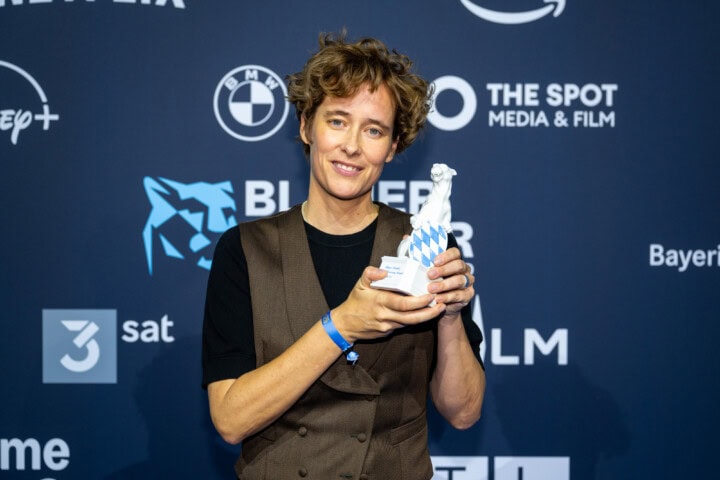Pia Strietmann gewinnt den Blauen Panther 2025 in der Kategorie Fiktion für die Regie der Serie „Herrhausen - Der Herr des Geldes“ (Sperl Film & Fernsehproduktion GmbH/ X Filme Creative Pool/ ARD Degeto Film/ RBB/ SWR/ HR für die ARD).