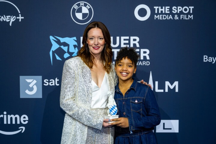 Lavinia Wilson (l.) erhält den Blauen Panther 2025 in der Kategorie Fiktion als „Beste Schauspielerin“ für ihre Rolle der Cassandra in der Serie „Cassandra“ (Rat Pack Filmproduktion GmbH im Auftrag von Netflix). Überreicht wurde der Preis von Mary Tölle (r.).
