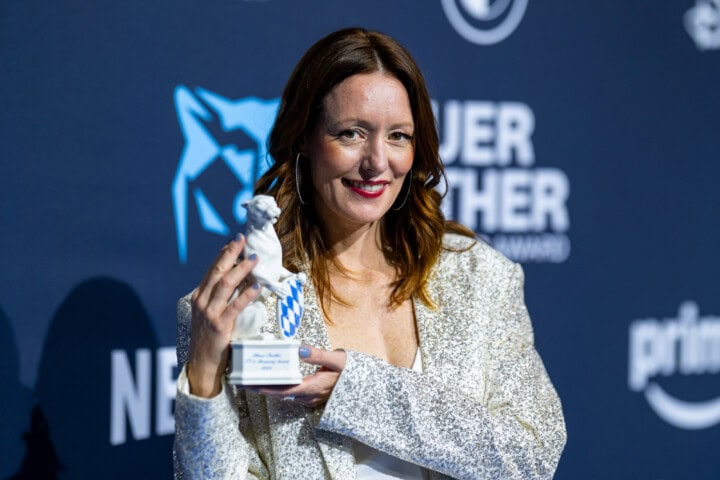 Lavinia Wilson erhält den Blauen Panther 2025 in der Kategorie Fiktion als „Beste Schauspielerin“ für ihre Rolle der Cassandra in der Serie „Cassandra“ (Rat Pack Filmproduktion GmbH im Auftrag von Netflix).