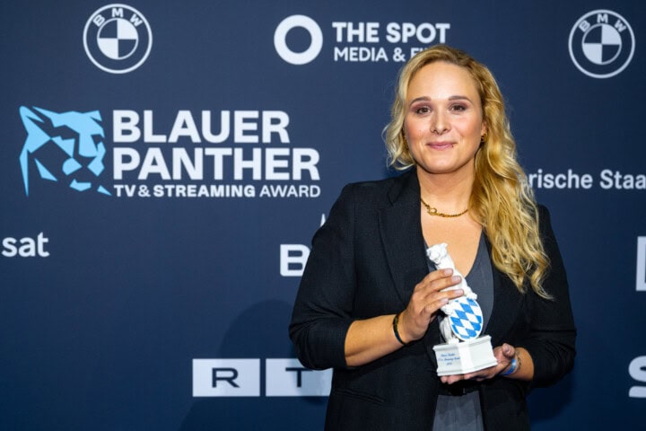 Stellvertretend für die Gesamtleistung, u.a. der Autorinnen Laura Dalibard und Hannah Krüger, erhält die Protagonistin Corinna Wolf-Bartens den Blauen Panther 2025 für das „Point of View-Experiment NDR Story: Tagebuch einer Lehrerin (Nordend Film im Auftrag des NDR).