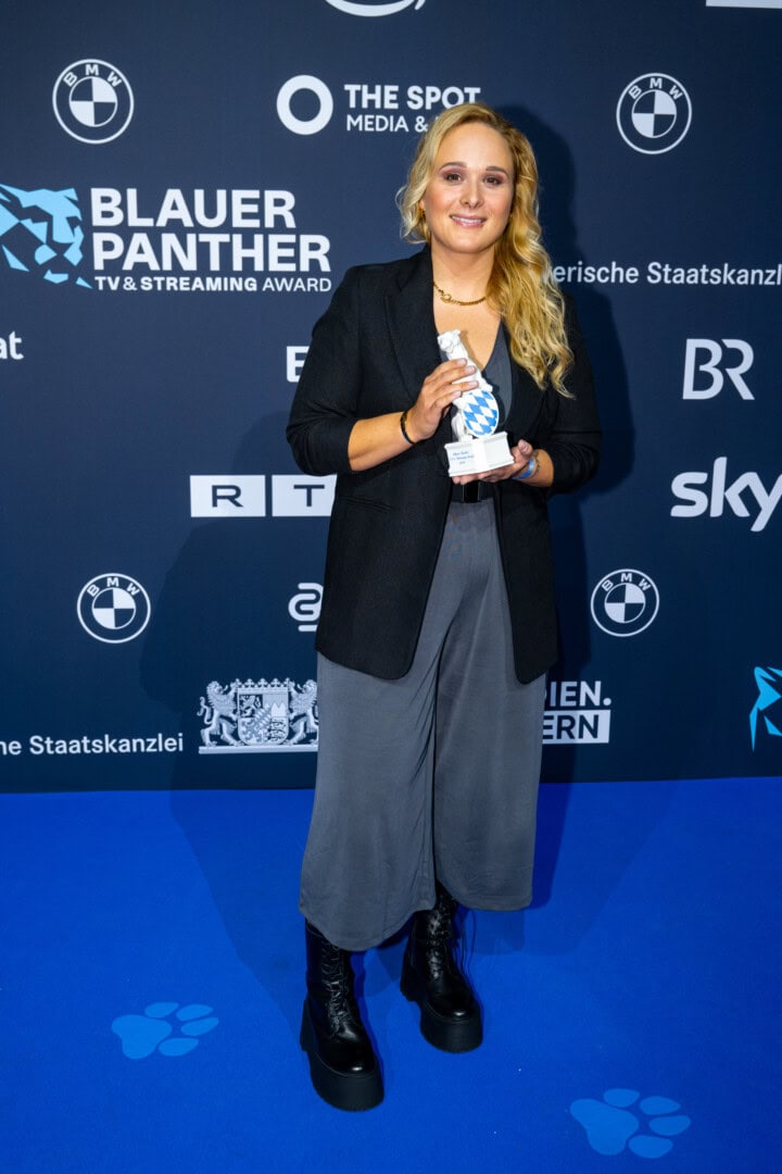 Stellvertretend für die Gesamtleistung, u.a. der Autorinnen Laura Dalibard und Hannah Krüger, erhält die Protagonistin Corinna Wolf-Bartens den Blauen Panther 2025 für das „Point of View“-Experiment NDR Story: Tagebuch einer Lehrerin (Nordend Film im Auftrag des NDR).