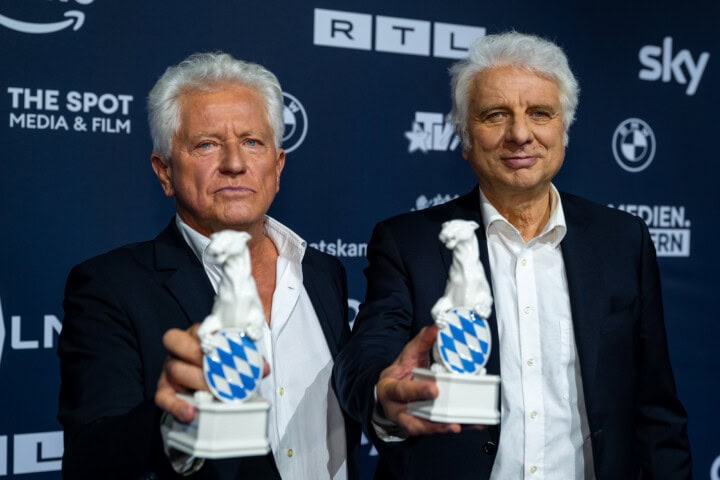 Der Ehrenpreis des Bayerischen Ministerpräsidenten zum Blauer Panther - TV & Streaming Award 2025 geht an Miroslav Nemec (l.) und Udo Wachtveitl (r.).