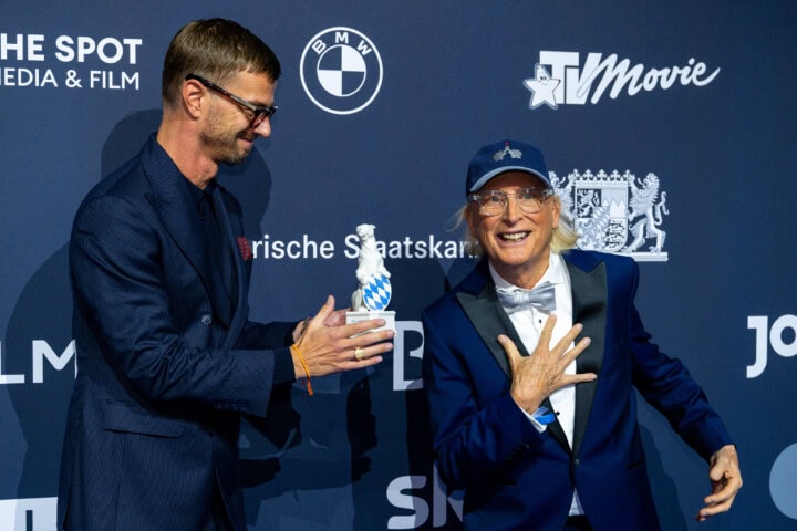 Otto Waalkes (r.) gewinnt den Blauen Panther 2025 in der Kategorie Information / Journalismus als Creative Producer der Dokumentation „Mein Name ist Otto“ (MoveMe GmbH im Auftrag von Prime Video). Die Laudatio hielt Joko Winterscheidt (l.).