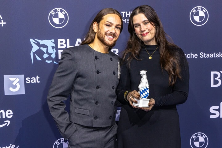 In der Kategorie Social Media wählten die Zuschauerinnen und Zuschauer noch bis kurz vor der Award-Show das „Beliebteste Orientierungsformat“. Wer das Voting gewonnen hat, verkündete schließlich Presenter Riccardo Simonetti (l.) in der Show: Tara-Louise Wittwer (r.) für „@wastarasagt“ (Instagram/TikTok).