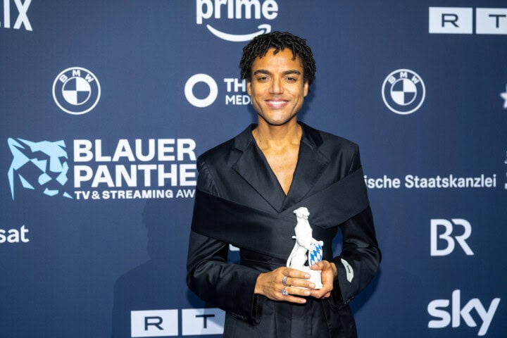Lamin Leroy Gibba freut sich über den Blauen Panther 2025 in der Kategorie Fiktion als Hauptdarsteller, Creator, Ko-Produzent und Headautor von „Schwarze Früchte“ (Jünglinge Film & Studio Zentral / ARD Degeto Film für die ARD).