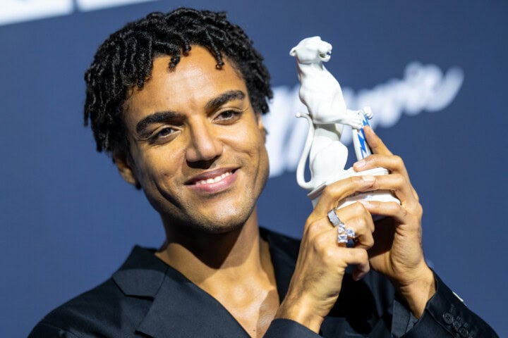 Lamin Leroy Gibba freut sich über den Blauen Panther 2025 in der Kategorie Fiktion als Hauptdarsteller, Creator, Ko-Produzent und Headautor von „Schwarze Früchte“ (Jünglinge Film & Studio Zentral / ARD Degeto Film für die ARD).