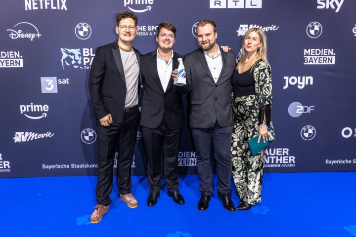 Drehbuchautor, Creative Producer und Co-Produzent Marius Beck (2.v.r.) erhält den mit 10.000 Euro dotierten Nachwuchspreis für die Comedy-Serie „Tschappel“ (Lax Entertainment, Apollonia Film für ZDFneo).