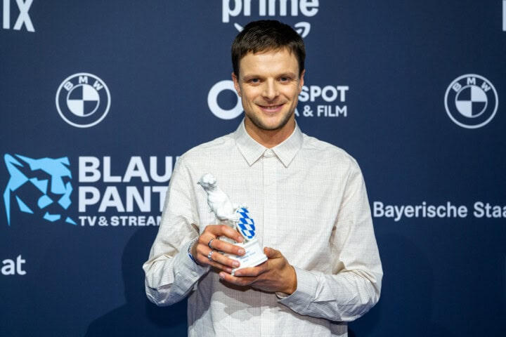 David Seeberg gewinnt den Blauen Panther 2025 in der Kategorie Kultur / Bildung als Autor, Regisseur und Kameramann der Dokumentation „BLOCK PARTY - Peter Fox feiert mit Berlin“ (Florida Factual im Auftrag von SWR, rbb, ARD Kultur und hr für die ARD).