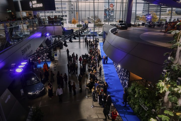 MUC/ München 22.10.2025 München: Blauer Panther 2025 - Mood - Blauer Teppich © Johannes Simon